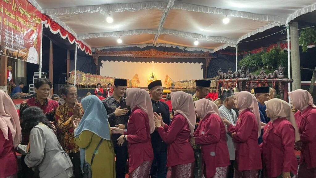 Ketua DPRD Jateng Sumanto mendapatkan gelar kehormatan sebagai "Satriyo Pelestari Budaya Ringgit Purwo" dari Paguyuban Dalang Karanganyar. (Foto : Dok DPRD Jateng)