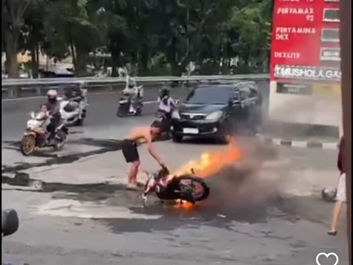Motor terbakar di depan SPBU Sriwijaya Kota Semarang. (Foto : Tangkapan Layar)