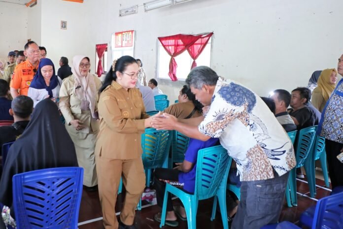 Wali Kota Semarang, Agustina Wilujeng, secara langsung menyerahkan bantuan paket sembako kepada warga terdampak pada Senin (6/4/2026), di Balai Kelurahan Gedawang. (Foto : Dok Pemkot Semarang)