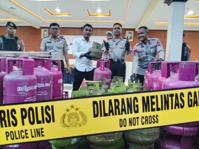 Kapolres Karanganyar AKBP Arman Sahti didampingi Kasat Reskrim AKP Wikan Sri Kadiyono dan Kasi Humas Iptu Mulyadi dalam ungkap kasus, Senin (6/4/2026) sore. (Foto : Iwan)