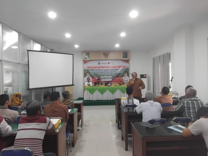 Bupati Karanganyar Rober Christanto saat memberikan pengarahan kepada Kelompok Tani Penerima bantuan. (Foto : Iwan)