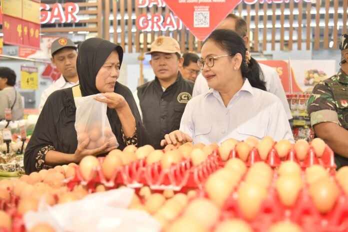 Wali Kota Semarang Agustina Wilujeng saat melakukan pemantauan harga bahan pokok belum lama ini. (Foto : Dok Pemkot Semarang)