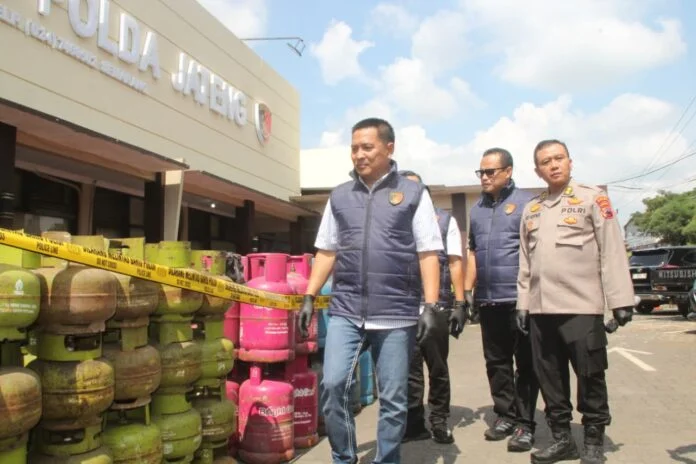 Direskrimsus Polda Jateng dan Polres Karanganyar atas keberhasilan mengungkap sindikat pemalsuan LPG berkedok penyuntikan LPG 3kg bersubsidi ke tabung Non Subsidi. (Foto : Dok Pertamina)