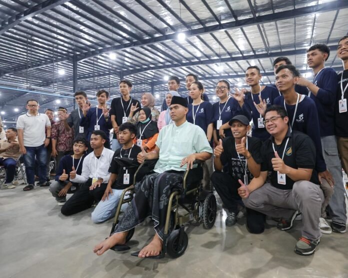 Bos rokok HS sekaligus CEO Surya Group Company, Muhammad Suryo bersama jajaran karyawan. (Foto : Dok HS)