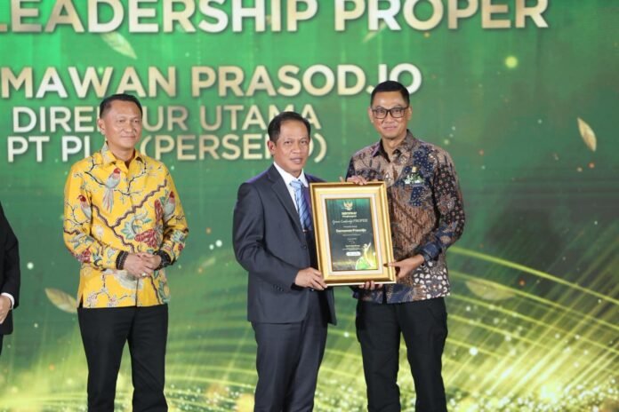 Penyerahan penghargaan Green Leadership PROPER oleh Menteri Lingkungan Hidup/Kepala Badan Pengendalian Lingkungan Hidup, Hanif Faisol Nurofiq (tengah) kepada Direktur Utama PLN, Darmawan Prasodjo (kanan), disaksikan oleh Ketua Komisi XII DPR RI, Bambang Patijaya (kiri) pada ajang Anugerah Lingkungan PROPER 2025 di Jakarta, Selasa (7/4/2026). (Foto : Dok PLN)