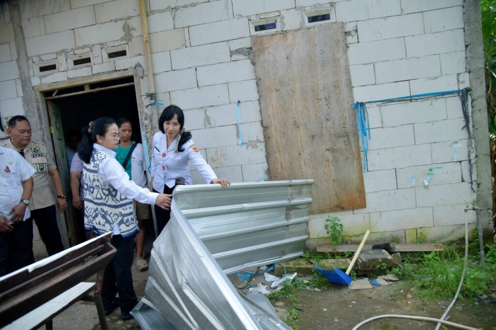 Wali kota Semarang, Agustina Wilujeng meninjau langsung kondisi rumah warga yang terdampak bencana angin puting beliung di RT 5 RW 3 Kelurahan Gedawang, Kecamatan Banyumanik, Rabu (08/04/2026). (Foto : Dok Pemkot Semarang)