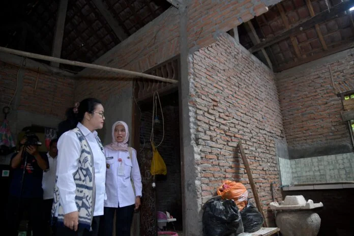 Wali kota Semarang, Agustina Wilujeng meninjau langsung kondisi rumah warga yang terdampak bencana angin puting beliung di RT 5 RW 3 Kelurahan Gedawang, Kecamatan Banyumanik, Rabu (08/04/2026). (Foto : Dok Pemkot Semarang)