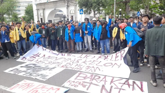 Aksi mahasiswa Semarang dalam demonstrasi yang dilakukan di depan markas Kodim 0733/KS, Jalan Pemuda, Kota Semarang, Kamis (08/04/2026). (Foto : Dok JN)