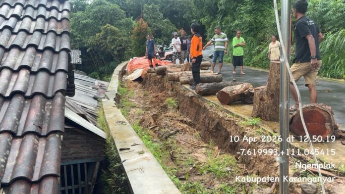 Hujan deras mengakibatkan talud ambrol dan menimpa rumah warga. (Foto : Dokumen BPBD)