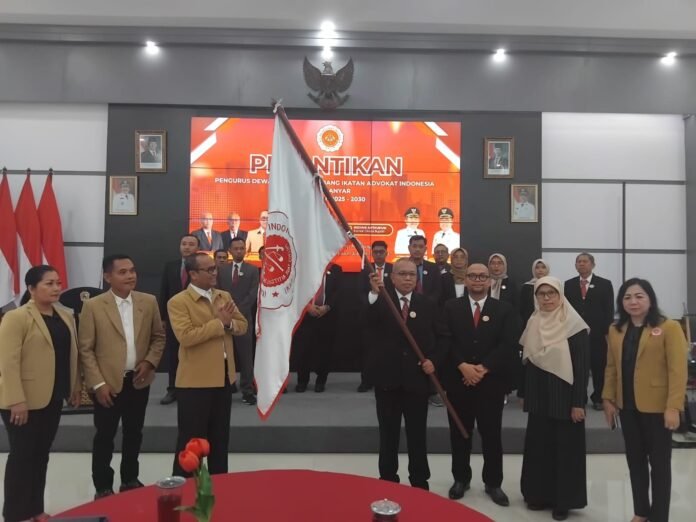 Ketua DPC IKADIN Mochammad Mohani bersama sekretaris Ari Santoso dan bendahara Sumarsi, menerima bendera organisasi usai dilantik ketua umum, Adamda Achyar. (Foto : Iwan)