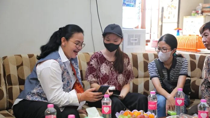 Yovita Haryanto, korban pembegalan di Jalan Halmahera, saat menerima kunjungan Wali Kota Semarang, Agustina Wilujeng, di kediamannya di Kelurahan Karangtempel, Sabtu (11/4/2026). (Foto : Dok Pemkot Semarang)