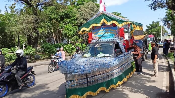 Kirab budaya dalam rangka Haul Akbar KH R Syafi’i Piyoro Negoro telah digelar meriah di wilayah Mangkang, Kota Semarang, Minggu (12/4/2026).
