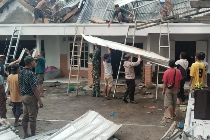 Rumah warga diterjang angin puting beliung di Desa Jamus, Kecamatan Mranggen, Kabupaten Demak, Minggu (12/04/2026). (Foto : Sam)
