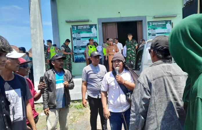 unjuk rasa puluhan warga di Balai Desa Wonoagung, Senin (13/4/2026). (Foto : Sam)