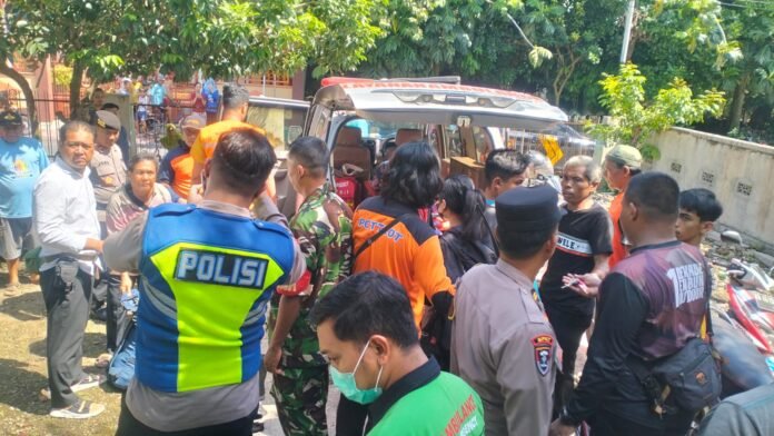 Korban saat dievakuasi dari rumah kontrakan. (Foto : Istimewa)