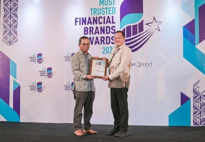 Pemimpin Cabang Jakarta, Anugerah Sigit Yanuar saat menerima penghargaan kategori Bank Pembangunan Daerah dalam ajang Most Trusted Financial Brands Awards 2026 di Hotel Aryaduta, Jakarta, Selasa (31/3/2026). (Foto : Dok Bank Jateng)