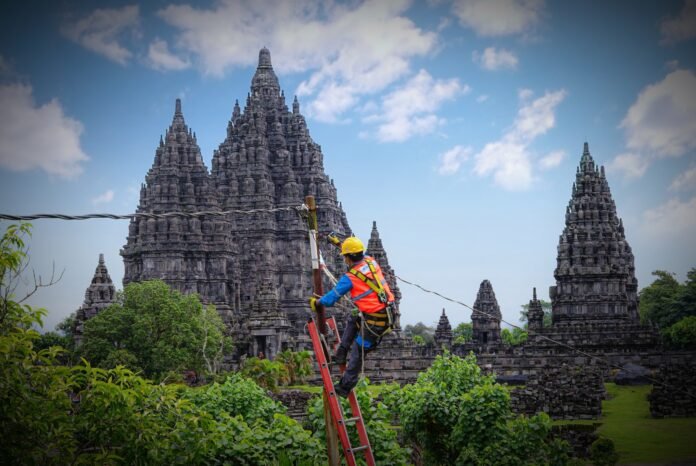 Tim Yantek PLN saat tengah melaksanakan pemeliharaan jaringan di wilayah dekat candi prambanan, Klaten (12/4/2026). (Foto : Dok PLN)