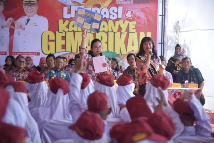 Wali Kota Semarang, Agustina Wilujeng turun langsung ke Tempat Pelelangan Ikan (TPI) Tambaklorok, Selasa (14/4/2026), untuk mengedukasi pentingnya konsumsi ikan sebagai sumber gizi. (Foto : Dok Pemkot Semarang)