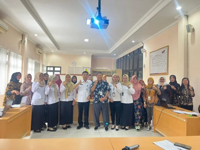 Pelaku UMKM binaan Bhayangkari Polresta Pati mengikuti proses pembuatan NIB dan pembukaan rekening yang difasilitasi Bank Jateng KCK Pati. (Foto Dok Bank Jateng)
