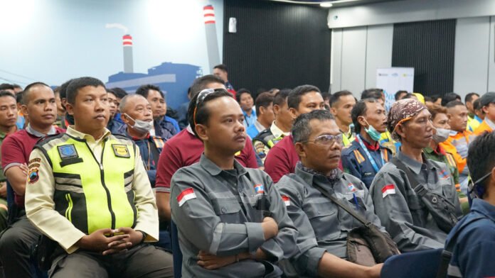 Para peserta tampak antusias mengikuti sosialisasi Basic Safety & Manual Handling. (Foto : Dok PLN)