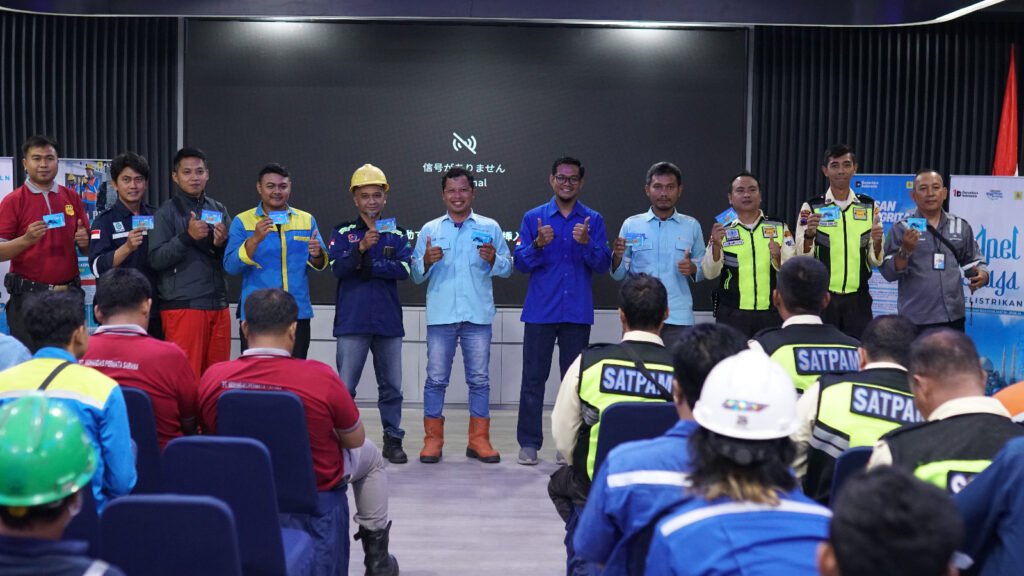 Foto bersama para peserta sosialisasi yang memperoleh souvenir interaktif. (Foto : Dok PLN)