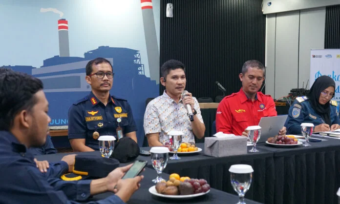 Senior Manajer Produksi PLN UIK Tanjung Jati B, Kurniawan (ketiga dari kanan), memberikan sambutan pada acara Self Assessment Penyelenggaraan Pelabuhan Sehat. (Foto : Dok PLN)