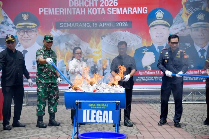 Wali Kota Semarang Agustina Wilujeng menghadiri pemusnahan Barang Kena Cukai (BKC) ilegal berupa jutaan batang rokok dan ribuan liter minuman beralkohol di halaman Balai Kota Semarang pada Rabu (15/4/2026). (Foto : Dok Pemkot Semarang)