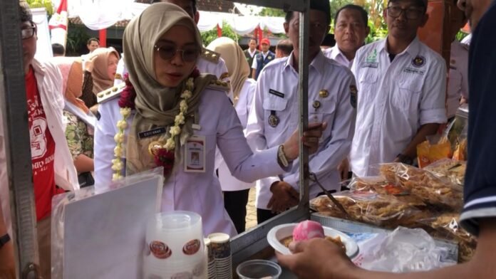 Bupati Demak, Eisti’anah, bersama jajaran Forkopimda melakukan pelayanan publik melalui program Demang Ngantor Desa di Balaidesa Sumberejo, Kecamatan Mranggen, Rabu (15/4/2026). (Foto : Sam)