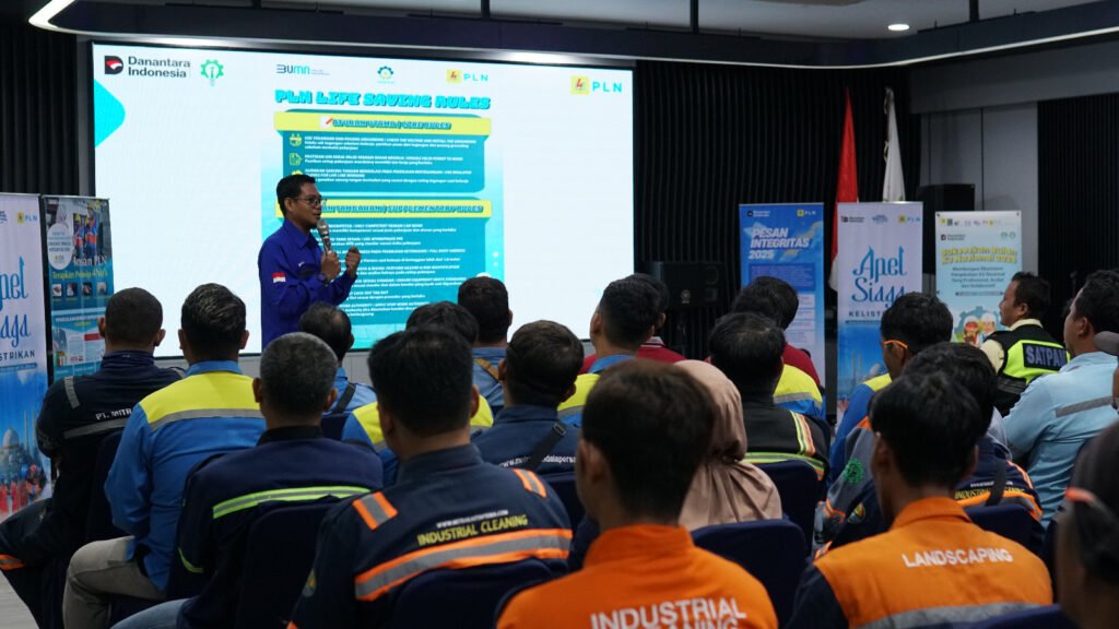 Sosialisasi Basic Safety oleh HSSE Chief PT TJB Power Services, Wisnu Harmawan. (Foto : Dok PLN)