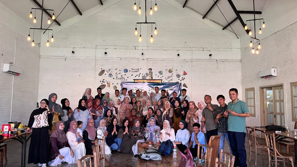 Foto bersama para pelaku UMKM yang tergabung dalam Rumah BUMN Jepara binaan PLN UIK Tanjung Jati B. (Foto : Dok PLN)