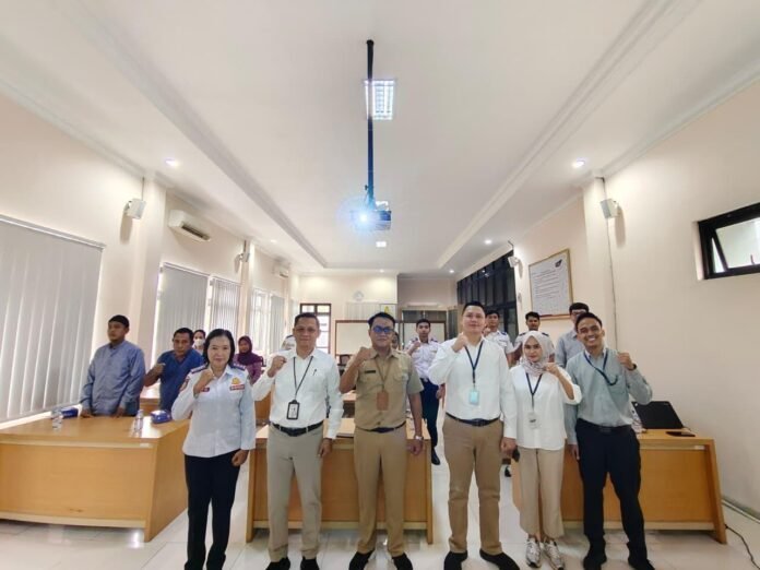 Petugas Dishub, BPKAD, dan juru parkir mengikuti Bimtek E-Parkir yang diselenggarakan Bank Jateng di Pati, Selasa (10/2/2026), sebagai upaya mendorong digitalisasi dan transparansi layanan parkir. (Foto : Dok Bank Jateng)