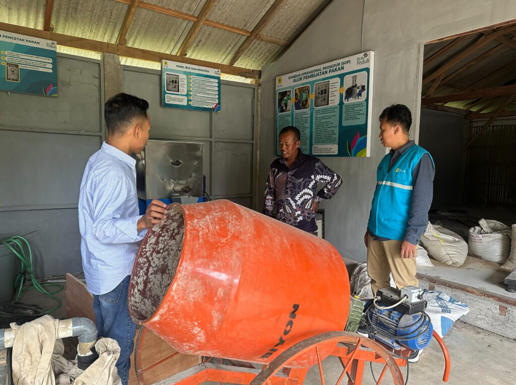 Tim TJSL PLN UIK Tanjung Jati B melakukan monitoring ketersediaan stok pakan mandiri tambak Bandeng Kalingga. (Foto : Dok PLN)
