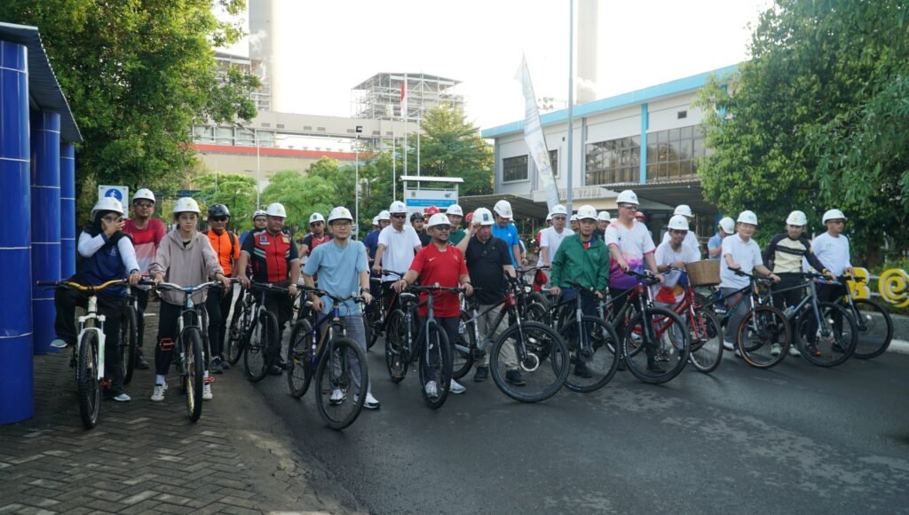 General Manager PLN UIK Tanjung Jati B Andi Makkasau bersama jajaran pimpinan entitas TJB Raya mengikuti kegiatan JUS TAPE di kawasan PLTU Tanjung Jati B, Jepara, sebagai bagian dari Clean Energy Day untuk mendorong gaya hidup rendah emisi. (Foto : Dok PLN)