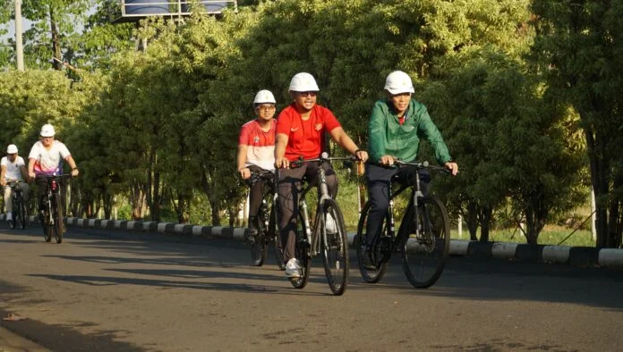 General Manager PLN UIK Tanjung Jati B Andi Makkasau (hijau) bersama Senior Manager KKU Hary Subagyo (merah) mengikuti kegiatan JUS TAPE (Jumat Sehat Tanpa Emisi) dengan bersepeda di kawasan PLTU Tanjung Jati B, Jepara, Jumat (17/4/2026). (Foto : Dok PLN)
