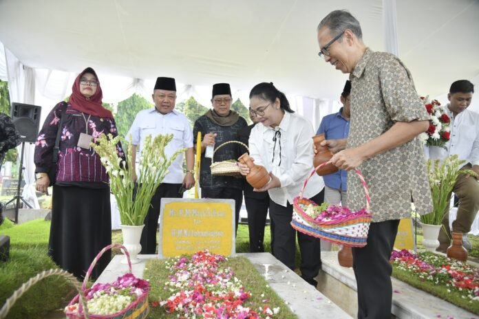 Wali Kota Semarang Agustina Wilujeng saat melakukan ziarah ke makam para pendahulu dalam rangka memperingati Hari Jadi ke-479 Kota Semarang. (Foto : Dok Pemkot Semarang)