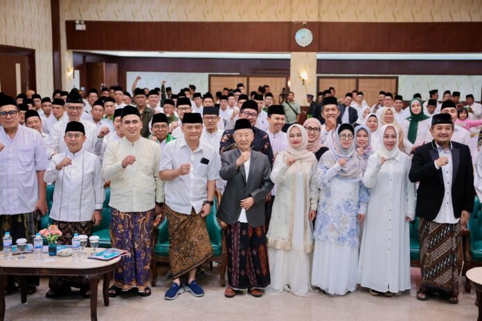 Gubernur Jawa Tengah, Ahmad Luthfi saat menghadiri Halalbihalal Ngumpulke Balung Pisah warga Nahdlatul Ulama (NU) se-Jawa Tengah di Semarang, Minggu malam (19/4/2026). (Foto : Dok Pemprov Jateng)
