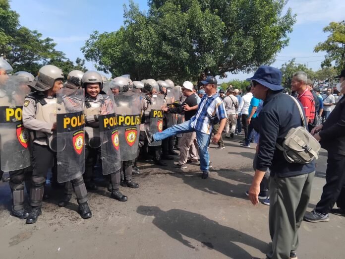 Polres Karanganyar menggelar latihan pengendalian massa. (Foto : Iwan)