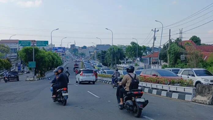 Dampak jalur Gombel Lama di tutup, arus lalu lintas di sekitaran Jatingaleh dan Banyumanik mengalami kepadatan hingga dua Kilometer, Senin (20/4/2026). (Foto: Dok Warga)