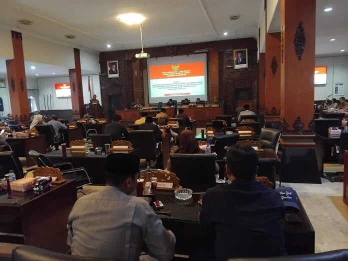 Wakil Ketua DPRD Karanganyar Darwanto saat menyampaikan tanggapan berupa rekomendasi terhadap LKPJ bupati tahun anggaran 2025. (Foro : Iwan)