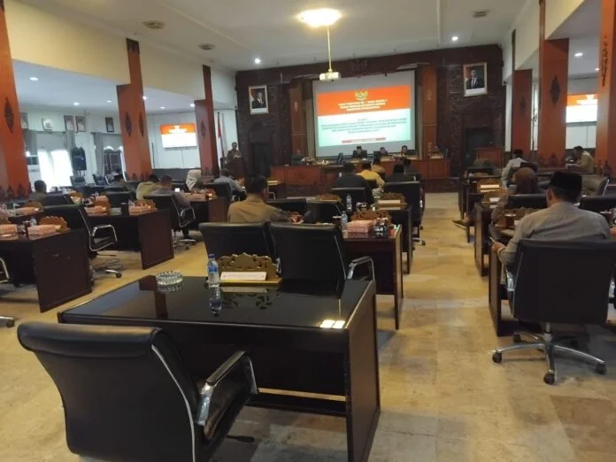 Sejumlah kursi kosong saat rapat paripurna DPRD Karanganyar. (Foto : Iwan)