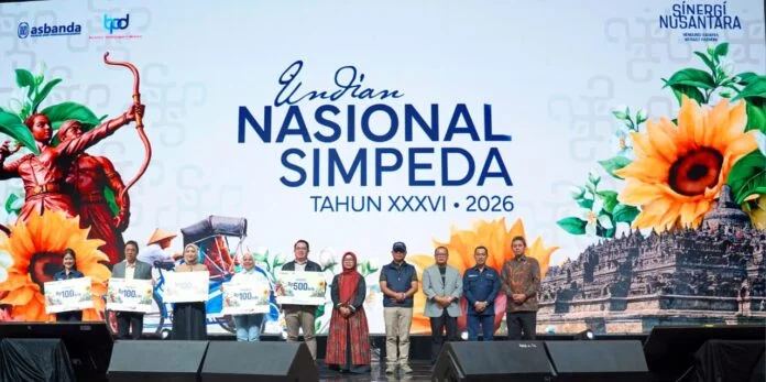 BERSAMA PEMENANG: Dari kanan ke kiri, Asisten Perekonomian Setda Kota Surakarta Tulus Widayat SE MSi, Dirut Bank Jateng, Bambang Widyatmoko, Sekretaris Jenderal Asbanda Rokidi SE MM, perwakilan nasabah Prof Dr Hartono dr MSi, dan Kepala Biro Administrasi Pembangunan Daerah Setda Provinsi Jawa Tengah Eny Lestari ST MT foto bersama perwakilan pemenang hadiah Undian Nasional Tabungan Simpeda Periode II Tahun XXXVI-2026 di Hotel Alila Surakarta, Jumat (17/4/2026). (Foto : Dok Bank Jateng)