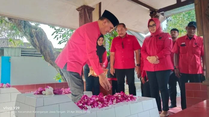 Sekretaris DPD PDI Perjuangan Sumanto didampingi Ketua DPC PDI Perjuangan Karanganyar Rober Christanto saat berziarah ke Makam Nyi Ageng Karang. (Foto : Istimewa)