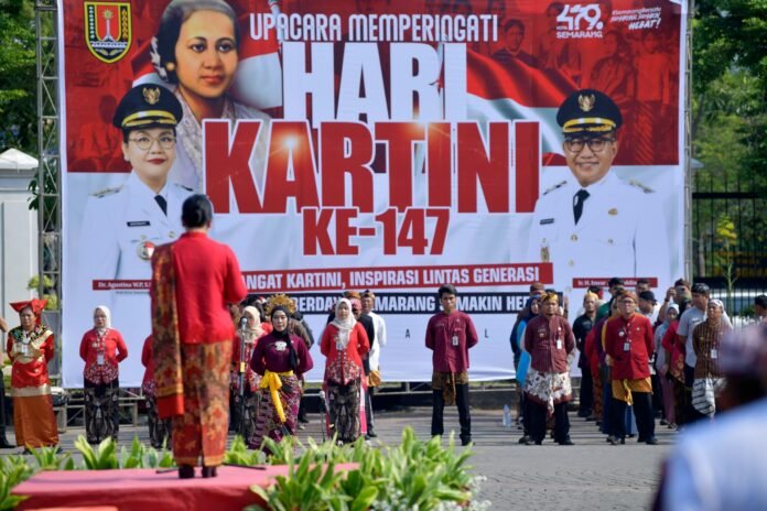 Wali Kota Semarang, Agustina Wilujeng dalam upacara peringatan Hari Kartini ke-147 yang digelar Pemerintah Kota Semarang di Halaman Balai Kota, Selasa (21/4/2026). (Foto : Dok Pemkot Semarang)
