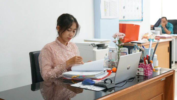 Srikandi PLN UIK Tanjung Jati B mengenakan kebaya saat menjalankan aktivitas administrasi di ruang kerja, mencerminkan semangat Hari Kartini 2026 melalui peran aktif perempuan dalam mendukung kinerja dan operasional perusahaan. (Foto : Dok PLN)