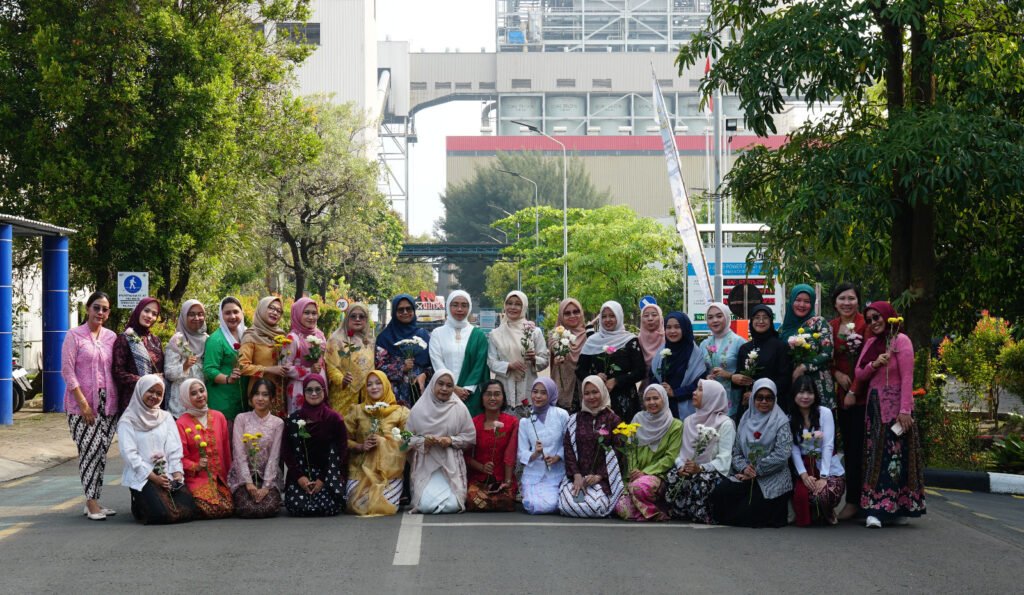 Srikandi PLN UIK Tanjung Jati B berfoto bersama mengenakan kebaya dalam rangka memperingati Hari Kartini 2026 di lingkungan pembangkit, sebagai wujud pelestarian budaya sekaligus penghormatan terhadap perjuangan emansipasi perempuan Indonesia. (Foto : Dok PLN)