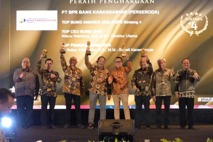 Bupati Karanganyar Rober Christanto, Wakil Bupati Karanganyar Adhe Eliana serta jajaran Direksi saat menerima penghargaan TOP BUMD Award.(Foto : Istimewa)