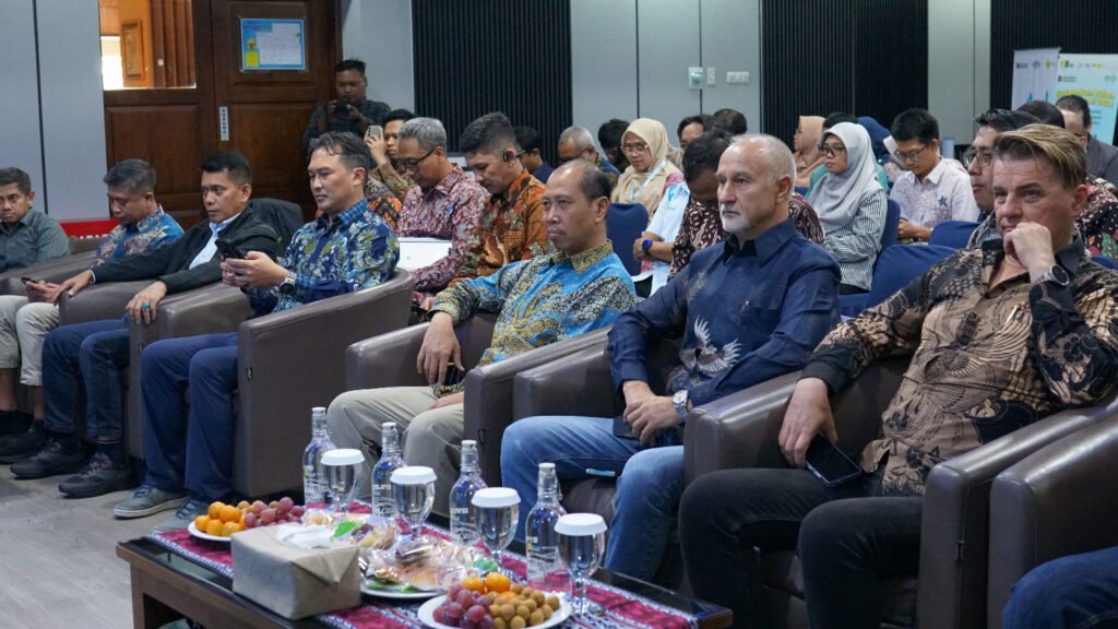 Jajaran manajemen, stakeholder, dan mitra kerja menghadiri kegiatan Go Live Digital Twin Quick Win 4 PLN UIK Tanjung Jati B di Ruang Kartini, Gedung Utama, Jepara, Selasa (21/4), sebagai bagian dari penguatan transformasi digital pembangkit dalam momentum peringatan Hari Kartini. (Foto : Dok PLN)