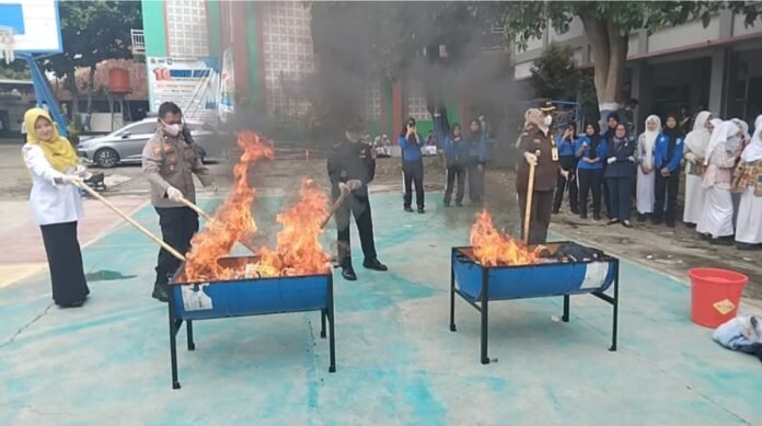 Kajari Karanganyar Era Indah Soraya bersama perwakilan Polres Karanganyar dan sekolah memusnahkan barang bukti hasil kejahatan. (Foto : Iwan)