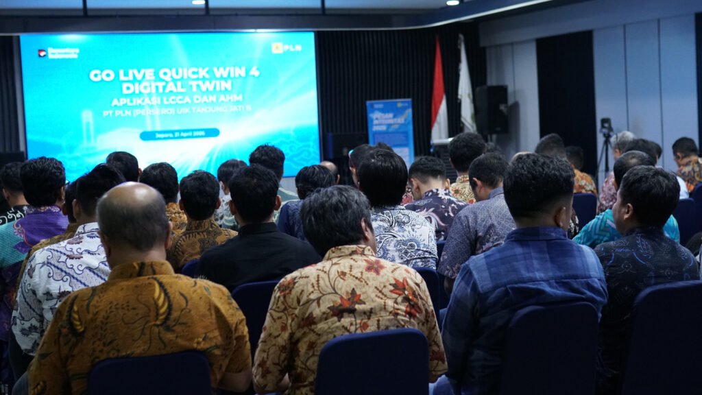 Suasana acara Go Live Digital Twin Quick Win 4 PLN UIK Tanjung Jati B yang menampilkan implementasi aplikasi Life Cycle Cost Analysis (LCCA) di Ruang Kartini, Jepara, Selasa (21/4), sebagai upaya optimalisasi efisiensi biaya siklus hidup pembangkit berbasis data dalam momentum peringatan Hari Kartini. (Foto : Dok PLN)