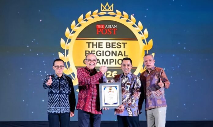Direktur Utama Bank Jateng, Bambang Widyatmoko (kedua kanan), menerima penghargaan The Best Regional Champion 2026 dari The Asian Post dalam ajang Regional Champion Forum 2026 di Solo. (Foto : Dok Bank Jateng)